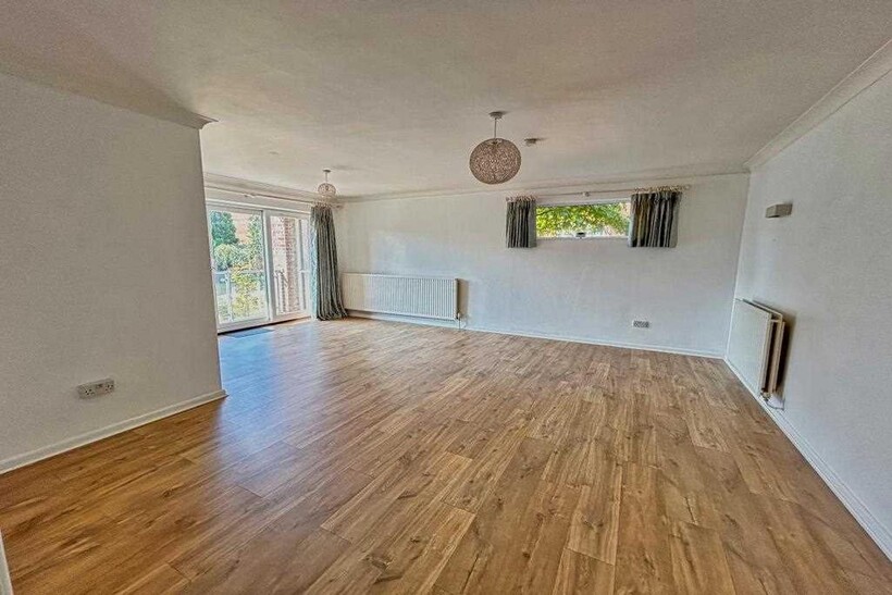 Overbury Road, Poole BH14 2 bed flat to rent - £1,175 pcm (£271 pw)