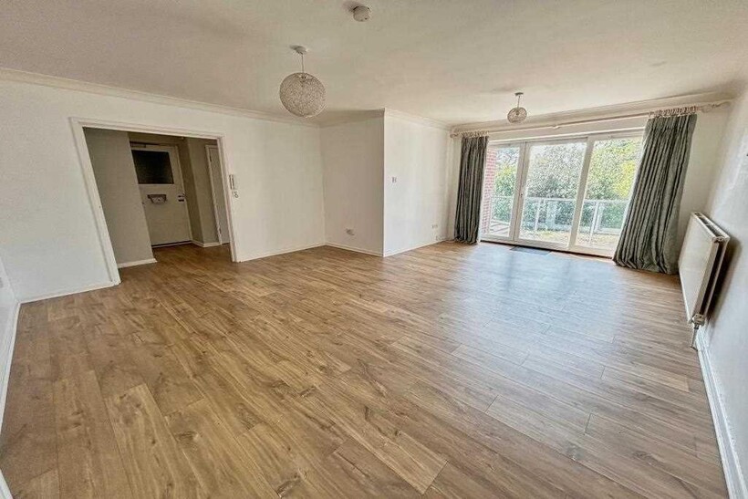 Overbury Road, Poole BH14 2 bed flat to rent - £1,175 pcm (£271 pw)