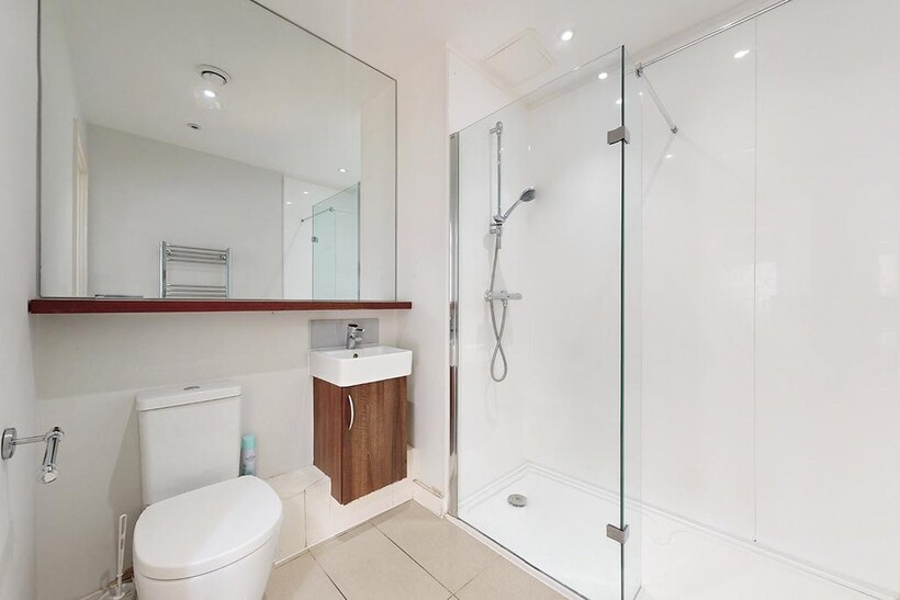 Toby Lane, London E1 1 bed flat to rent - £1,127 pcm (£260 pw)