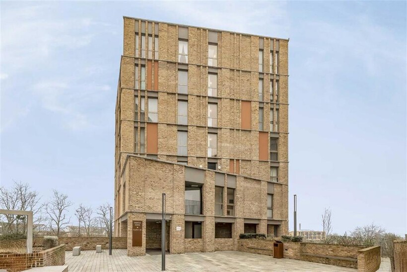 Oberman Road, London NW10 2 bed flat to rent - £2,479 pcm (£572 pw)