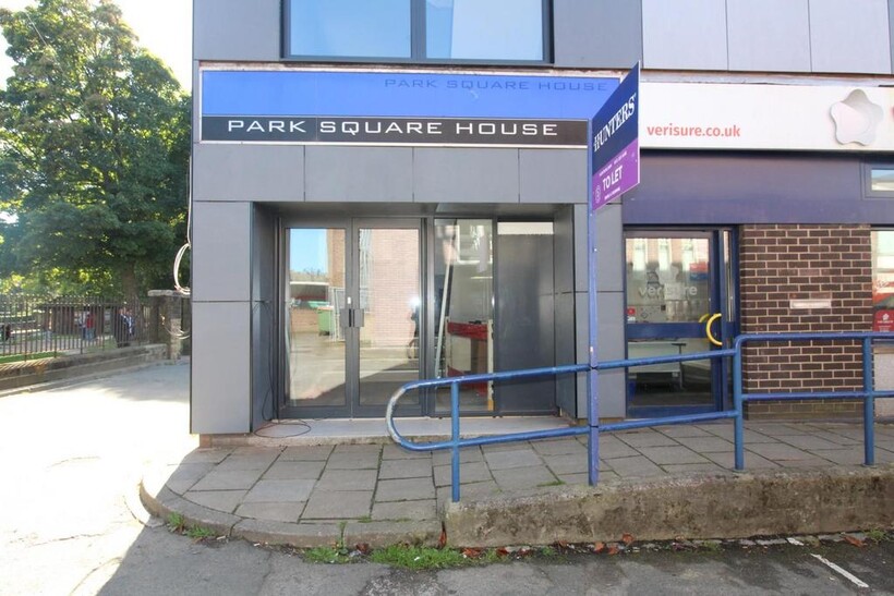 Park Square, Pudsey 2 bed flat to rent - £1,095 pcm (£253 pw)