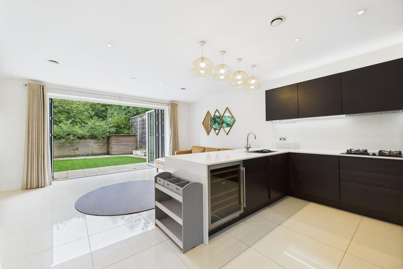 Brewery Lane, Twickenham TW1 4 bed property to rent - £5,400 pcm (£1,246 pw)