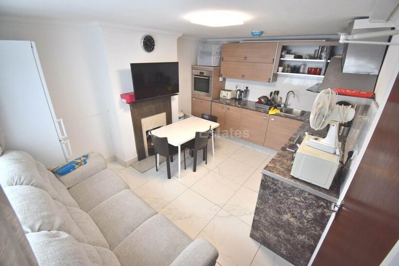 Falcon Avenue, Reading 1 bed in a house share to rent - £625 pcm (£144 pw)