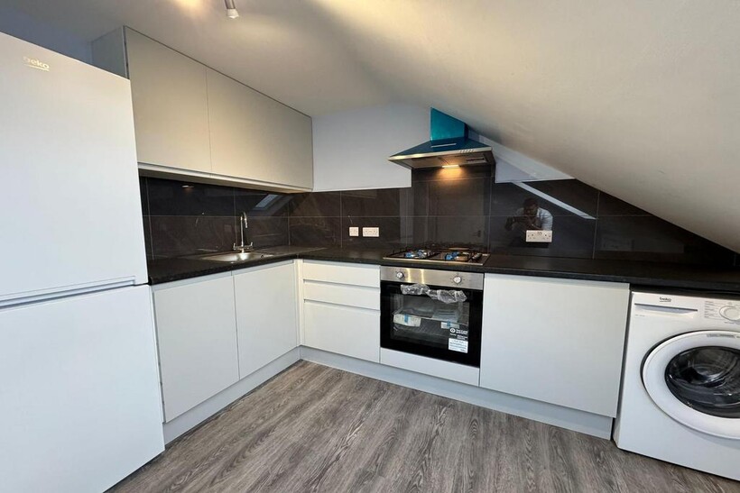 Carlton Avenue, Harrow HA3 3 bed flat to rent - £1,990 pcm (£459 pw)