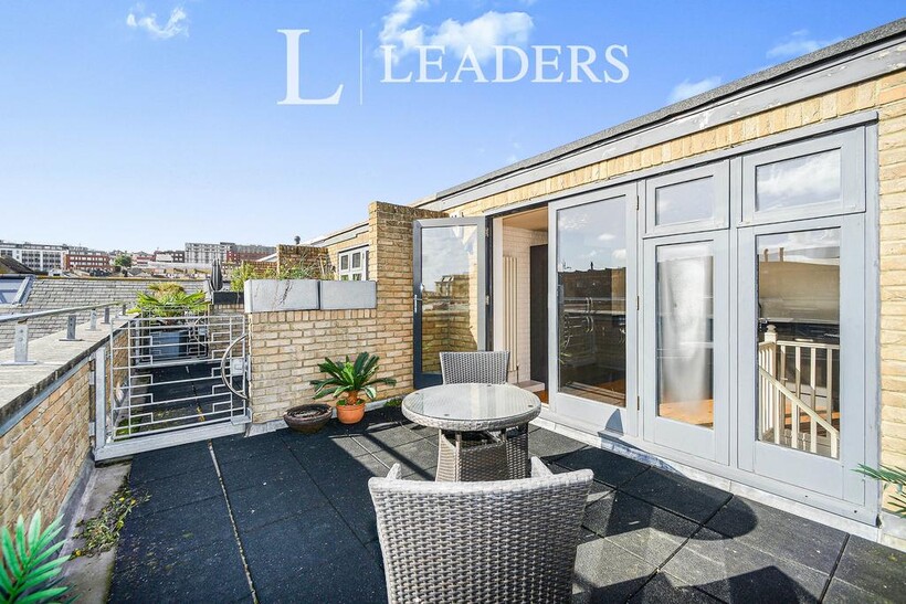 Gloucester Yard, Gloucester Road... 3 bed townhouse to rent - £2,500 pcm (£577 pw)