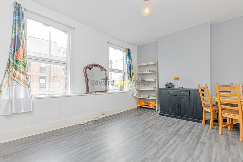 Lower Clapton Road, London E5 3 bed flat to rent - £2,752 pcm (£635 pw)