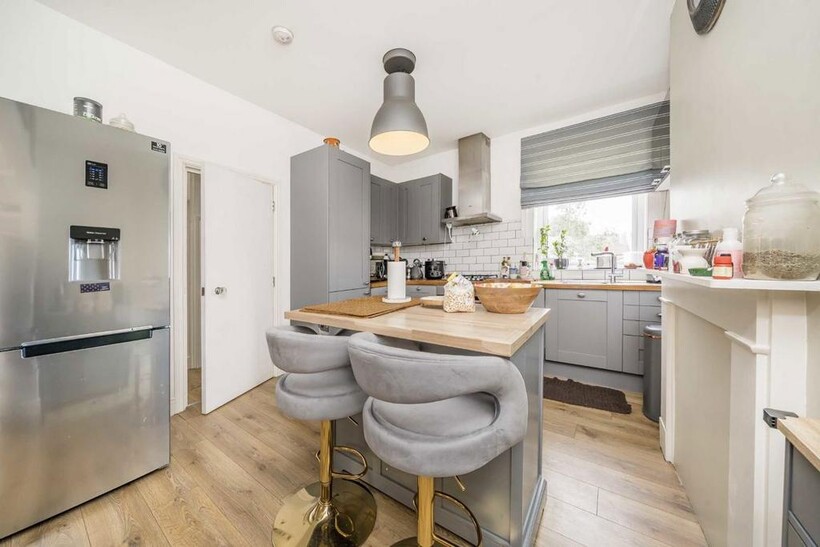Minet Avenue, London NW10 3 bed flat to rent - £2,448 pcm (£565 pw)