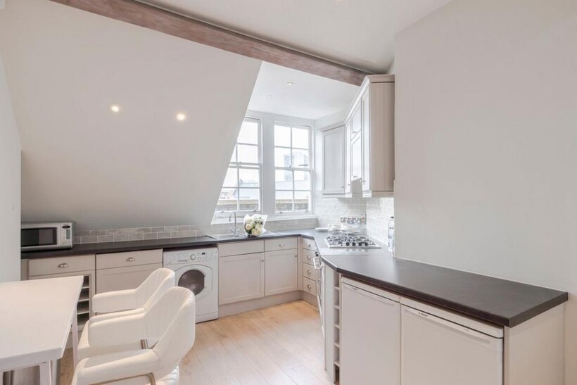 Mount Street, London W1K 1 bed flat to rent - £4,849 pcm (£1,119 pw)