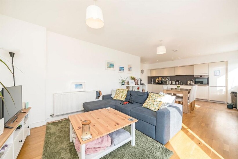 Lakeside Drive, London NW10 2 bed flat to rent - £2,193 pcm (£506 pw)