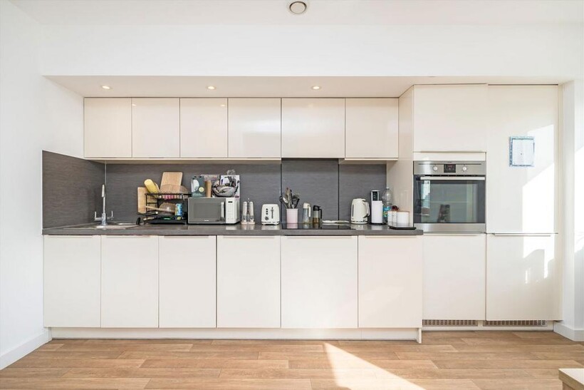 Lakeside Drive, London NW10 2 bed flat to rent - £2,193 pcm (£506 pw)