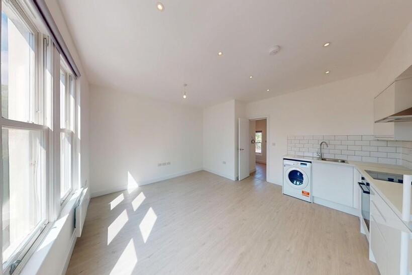Church Street, Enfield, Greater... 2 bed flat to rent - £1,825 pcm (£421 pw)