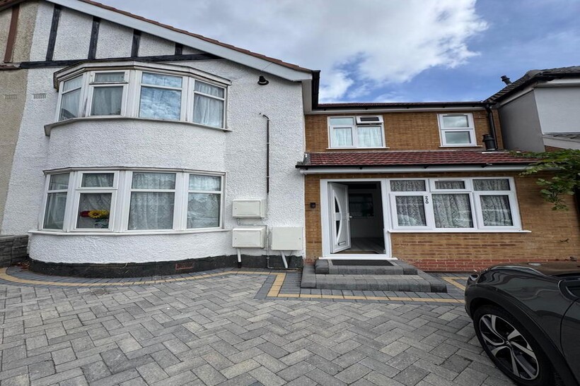 Kenton Lane, Harrow HA3 2 bed semi-detached house to rent - £1,990 pcm (£459 pw)