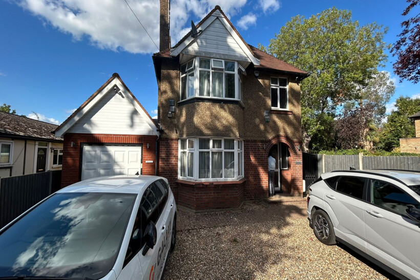  Old Bath Road, Slough, Berkshire, SL3 6 bed detached house to rent - £5,995 pcm (£1,383 pw)