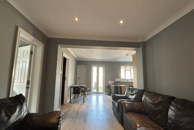  Old Bath Road, Slough, Berkshire, SL3 6 bed detached house to rent - £5,995 pcm (£1,383 pw)