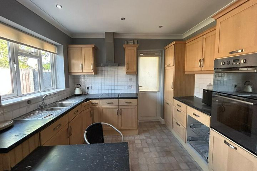  Old Bath Road, Slough, Berkshire, SL3 6 bed detached house to rent - £5,995 pcm (£1,383 pw)