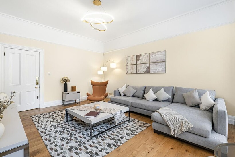 Kensington Court Mansions, London W8 4 bed apartment to rent - £11,496 pcm (£2,653 pw)