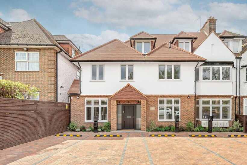 The Rdigeway, Golders Green, London... 2 bed flat to rent - £3,225 pcm (£744 pw)