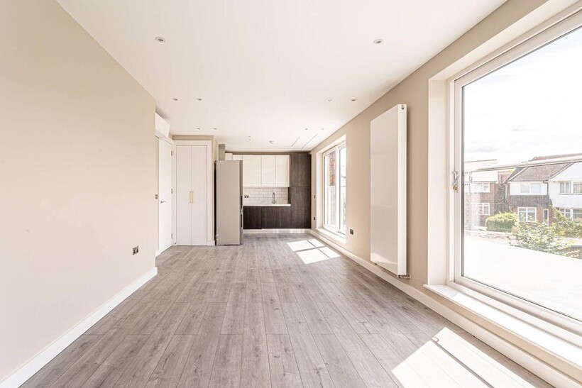 The Rdigeway, Golders Green, London... 2 bed flat to rent - £3,225 pcm (£744 pw)