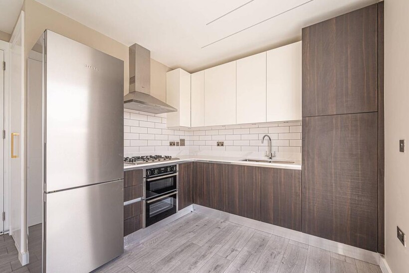The Rdigeway, Golders Green, London... 2 bed flat to rent - £3,225 pcm (£744 pw)
