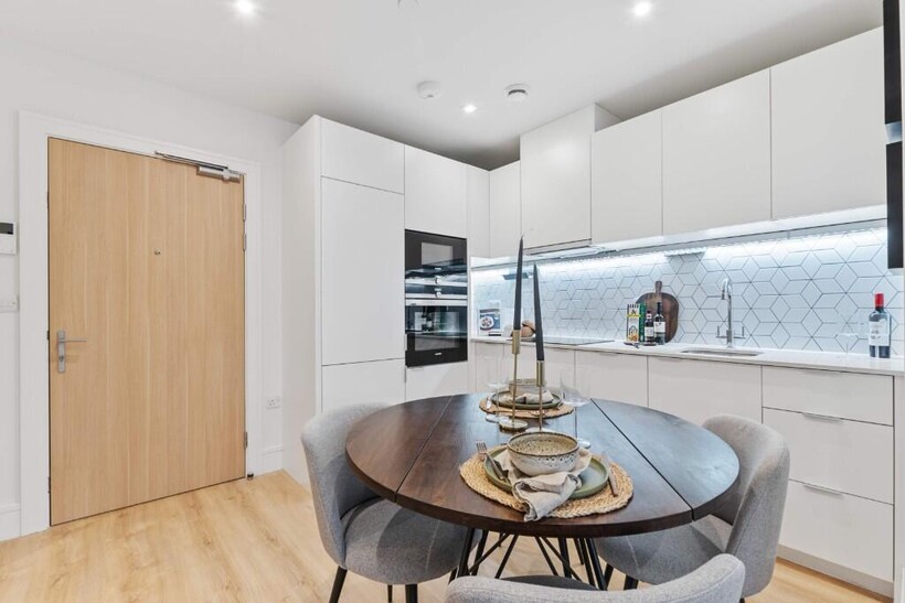Coombe Hill House, Beverley Way SW20 2 bed apartment to rent - £2,184 pcm (£504 pw)