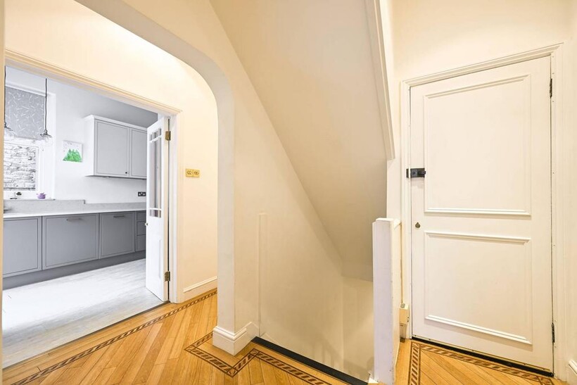 Carmalt Gardens, West Putney, London... 3 bed flat to rent - £5,634 pcm (£1,300 pw)