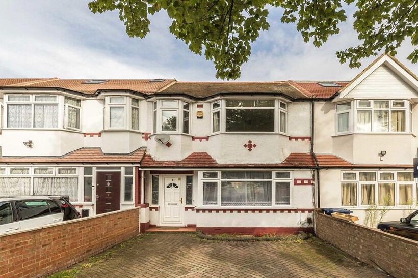 Cleveley Crescent, London W5 3 bed terraced house to rent - £2,687 pcm (£620 pw)
