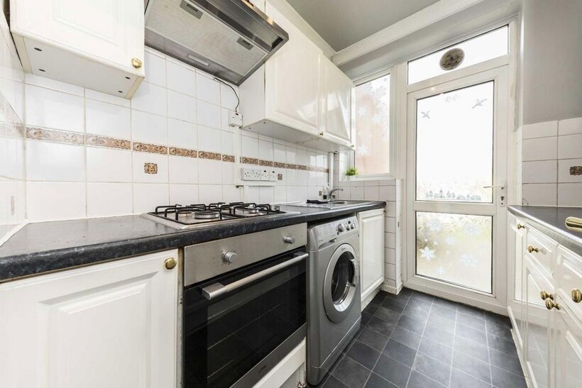 Cleveley Crescent, London W5 3 bed terraced house to rent - £2,687 pcm (£620 pw)