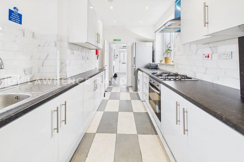 Burns Avenue, Southall, UB1 4 bed end of terrace house to rent - £3,100 pcm (£715 pw)