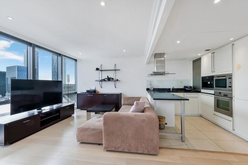 No. 1 West India Quay, Hertsmere... 1 bed flat to rent - £3,098 pcm (£715 pw)