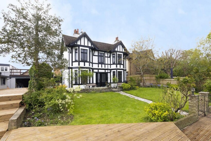 The Embankment, Wraysbury TW19 6 bed detached house to rent - £5,500 pcm (£1,269 pw)