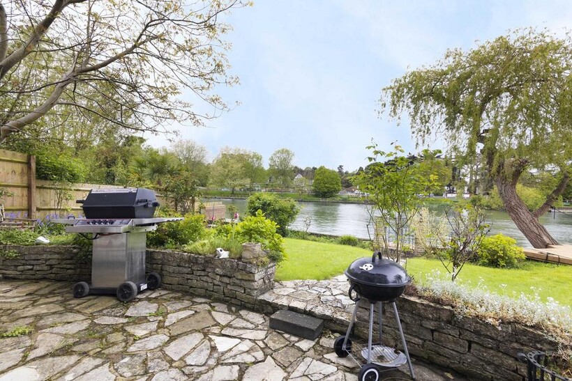 The Embankment, Wraysbury TW19 6 bed detached house to rent - £5,500 pcm (£1,269 pw)