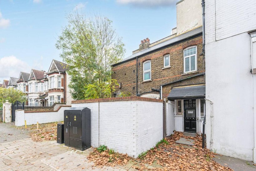 Streatham High Road, Streatham... 2 bed flat to rent - £2,195 pcm (£507 pw)