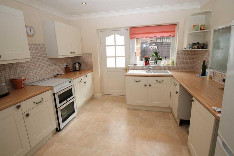 Loughton 3 bed detached bungalow to rent - £1,695 pcm (£391 pw)