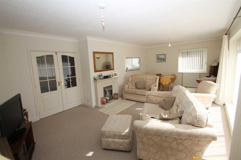 Loughton 3 bed detached bungalow to rent - £1,695 pcm (£391 pw)