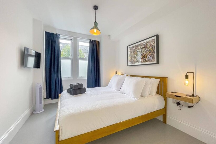 Aston Road, Wimbledon, London, SW20 2 bed flat to rent - £3,684 pcm (£850 pw)