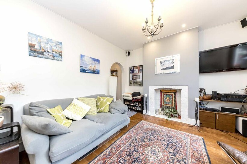 Hessel Road, London W13 2 bed house to rent - £2,548 pcm (£588 pw)