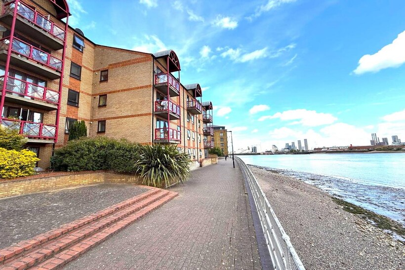 Caledonian Wharf, London E14 2 bed apartment to rent - £2,150 pcm (£496 pw)