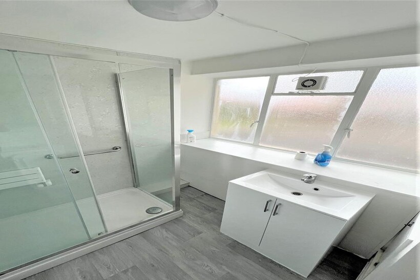 Barking Road, London E13 2 bed flat to rent - £1,795 pcm (£414 pw)