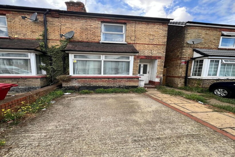 Grays Road, Slough SL1 3 bed terraced house to rent - £1,300 pcm (£300 pw)
