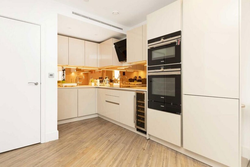 New Drum Street, London E1 3 bed flat to rent - £4,200 pcm (£969 pw)