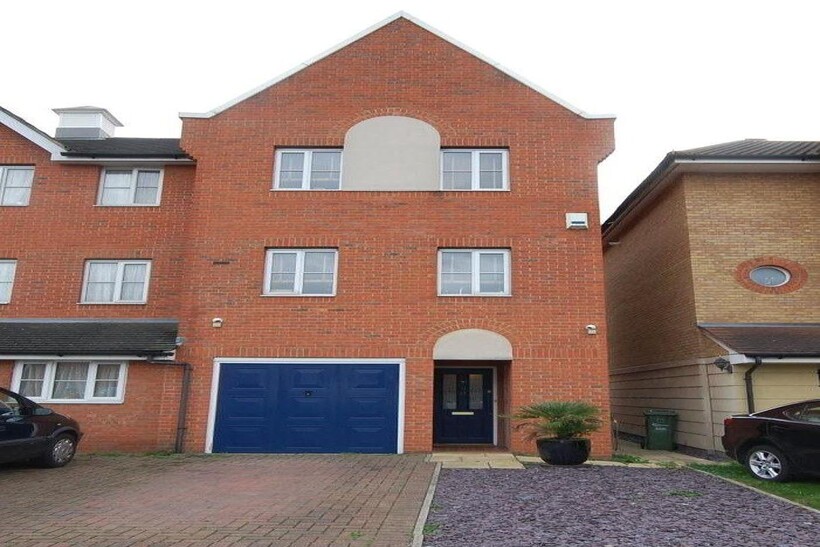 Barking IG11 4 bed semi-detached house to rent - £2,550 pcm (£588 pw)