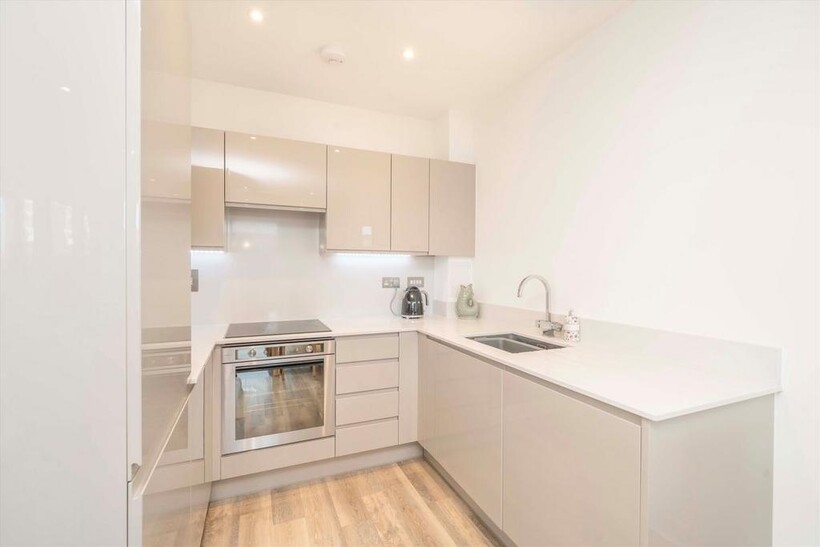 Bridges Court Road, London SW11 1 bed flat to rent - £2,448 pcm (£565 pw)