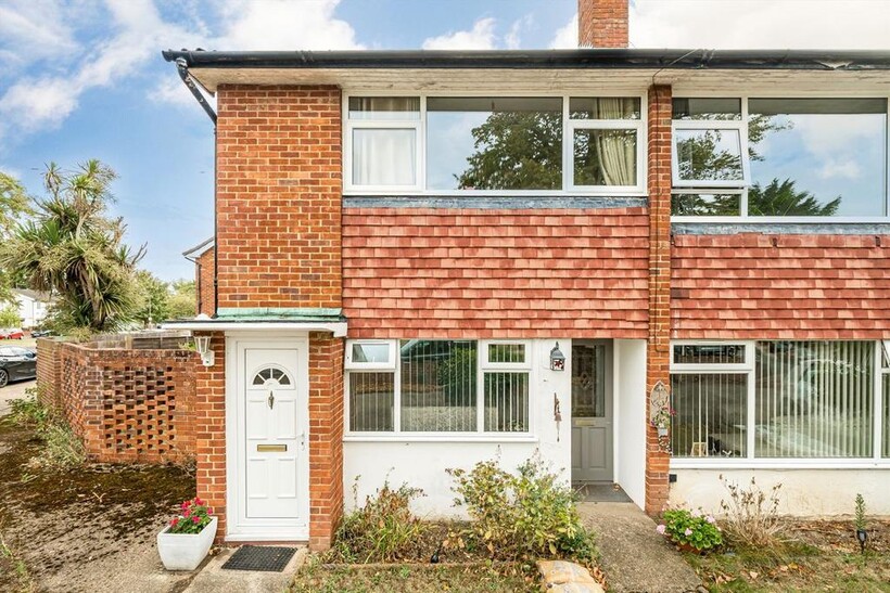 French Street, Sunbury-On-Thames TW16 2 bed maisonette to rent - £1,695 pcm (£391 pw)