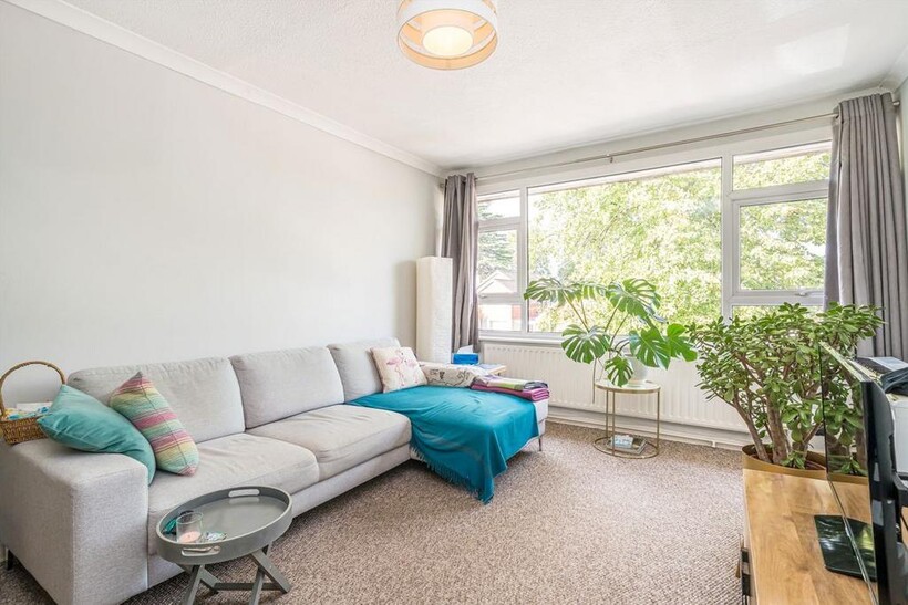 French Street, Sunbury-On-Thames TW16 2 bed maisonette to rent - £1,695 pcm (£391 pw)