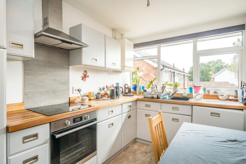 French Street, Sunbury-On-Thames TW16 2 bed maisonette to rent - £1,695 pcm (£391 pw)