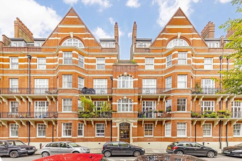Hammersmith Road, London W14 4 bed flat to rent - £4,398 pcm (£1,015 pw)