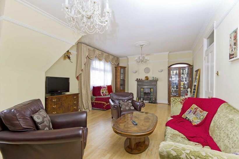 Hammersmith Road, London W14 4 bed flat to rent - £4,398 pcm (£1,015 pw)