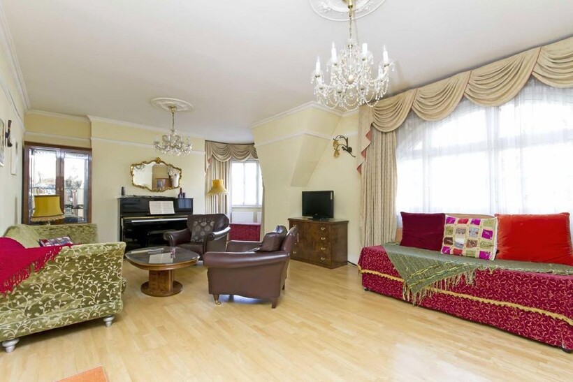 Hammersmith Road, London W14 4 bed flat to rent - £4,398 pcm (£1,015 pw)