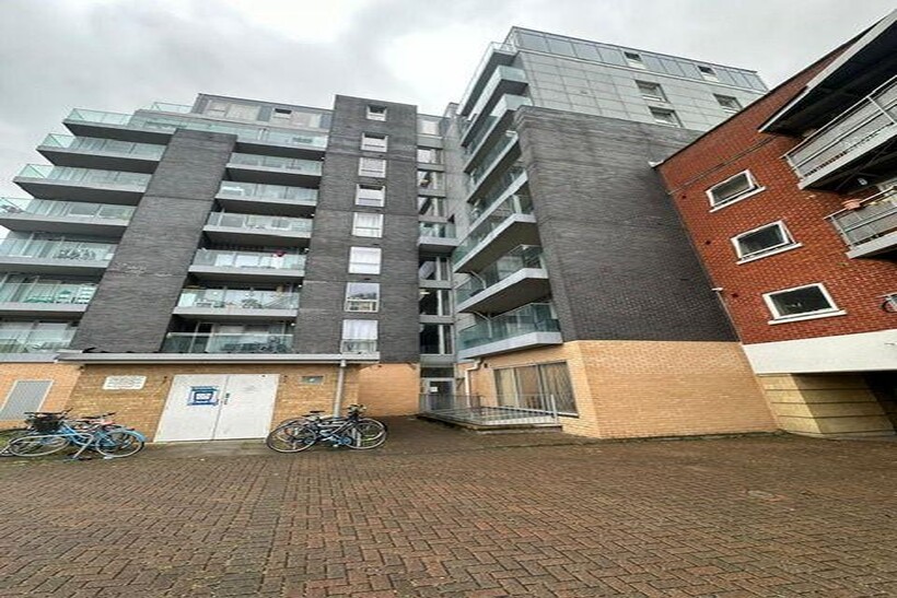 Creek Road, London SE8 2 bed flat to rent - £2,075 pcm (£479 pw)