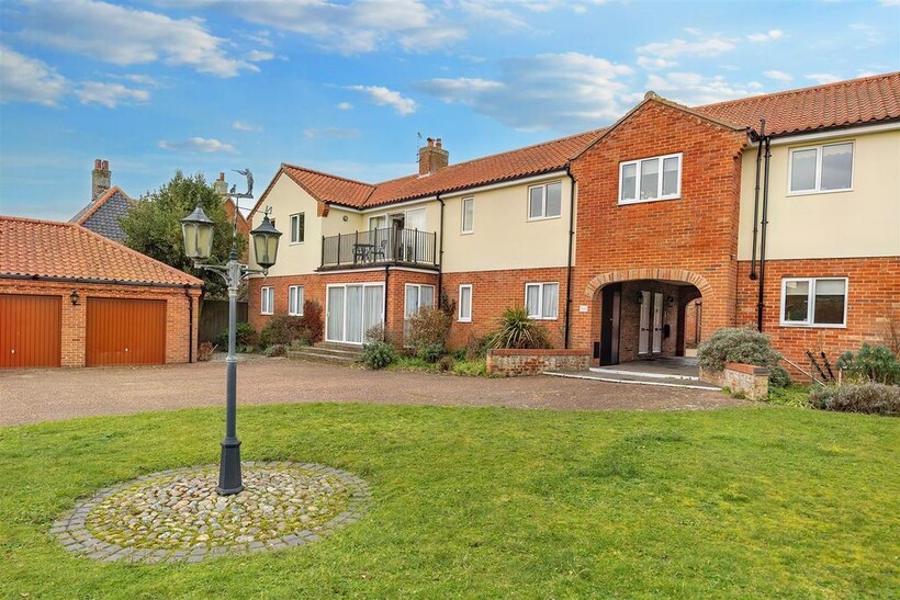 Buckenham Court, Southwold IP18 3 bed apartment to rent - £1,645 pcm (£380 pw)